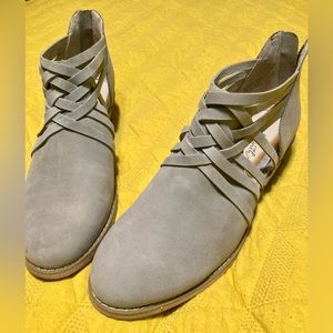 Size 8 Gray nearly flat booties